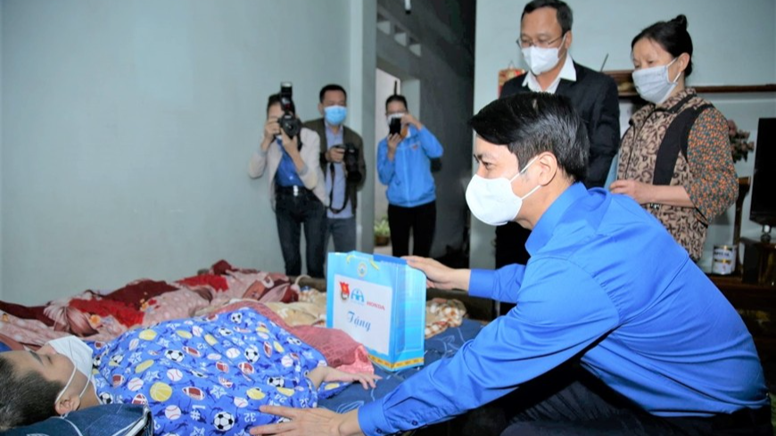 Lãnh đạo Trung ương Đoàn, Hội Liên Hiệp Thanh niên Việt Nam tới thăm, trao quà tặng gia đình có nạn nhân bị tai nạn giao thông