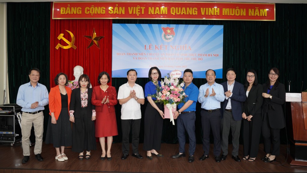 Đồng chí Đặng Thang Phong, Chi cục trưởng Chi cục an toàn vệ sinh thực phẩm tặng hoa chúc mừng lễ ký kết