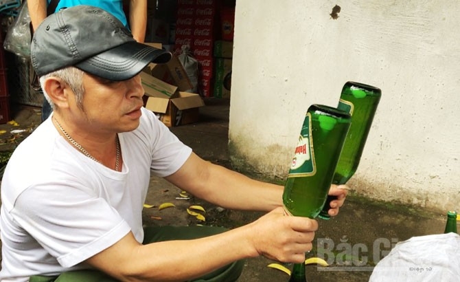 Khách hàng thôn Dạ, xã Thái Đào (Lạng Giang) phản ánh về chất lượng bia Habada. 