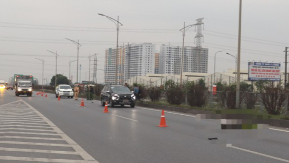 Bắc Giang: Đi bộ qua cao tốc, người đàn ông bị ô tô đâm tử vong