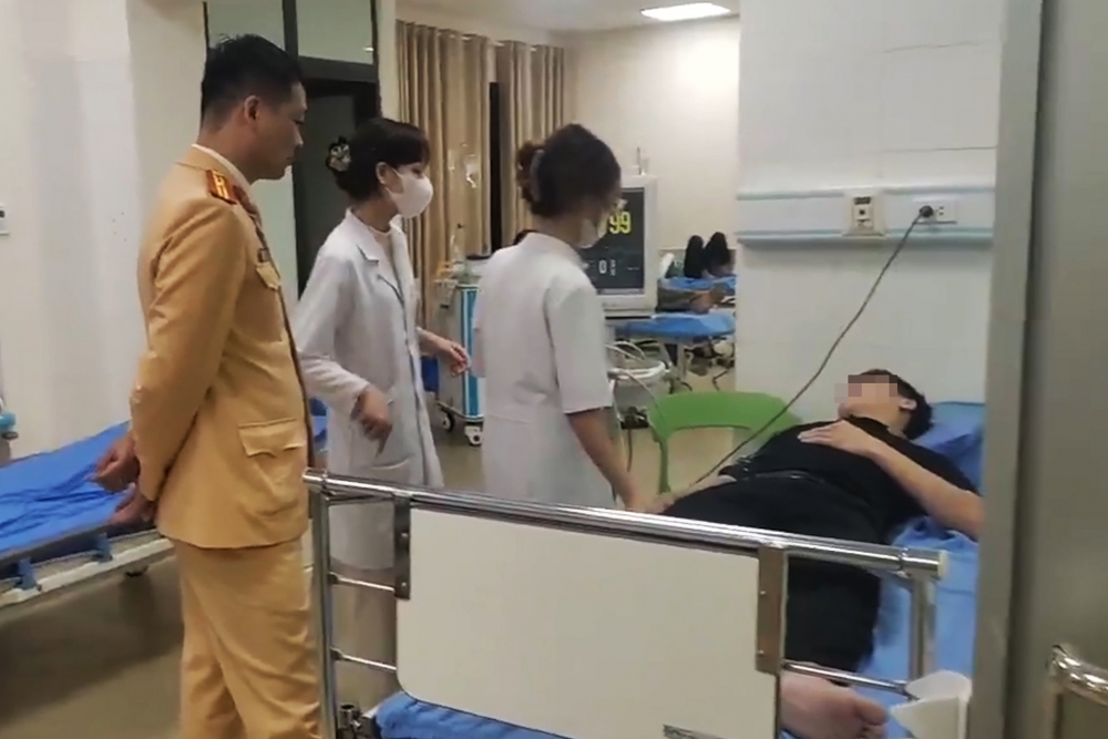 CSGT kịp thời đưa tài xế ô tô dừng bất thường trên cao tốc đi cấp cứu