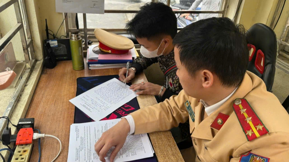 Bắc Giang: Xử phạt thanh niên đi xe máy không đội mũ bảo hiểm vào cao tốc cho kịp giờ làm