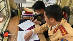 bac giang xu phat thanh nien di xe may khong doi mu bao hiem vao cao toc cho kip gio lam