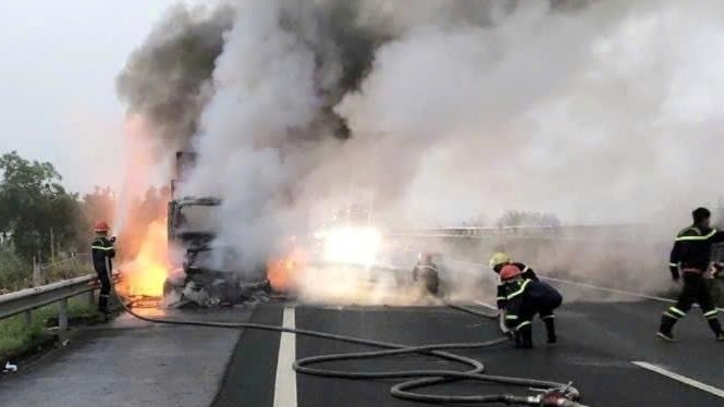 Quảng Nam: Xe đầu kéo bị thiêu rụi trên cao tốc