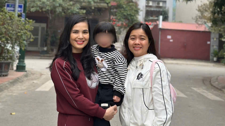 Thượng tá Công an tìm người thân cho cháu bé bị lạc