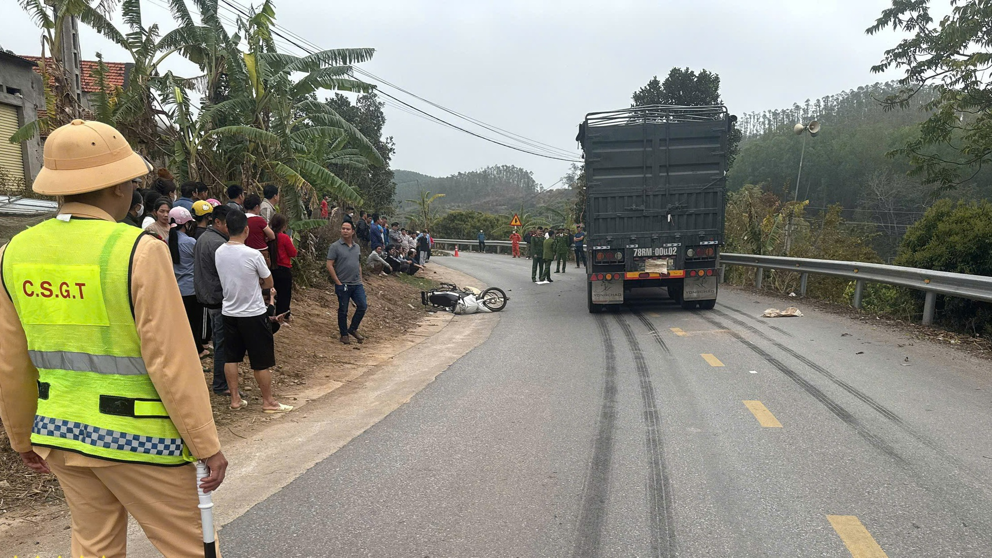 Bắc Giang: Nam thanh niên tử vong tại chỗ sau va chạm với xe đầu kéo