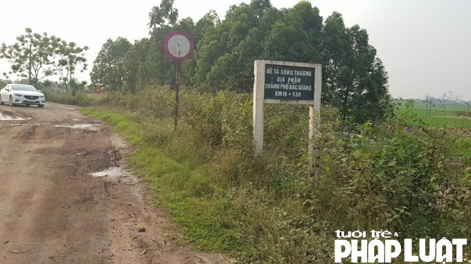 Đê tả sông Thương "nát bét" vì sự "góp sức" của trạm bê tông không phép