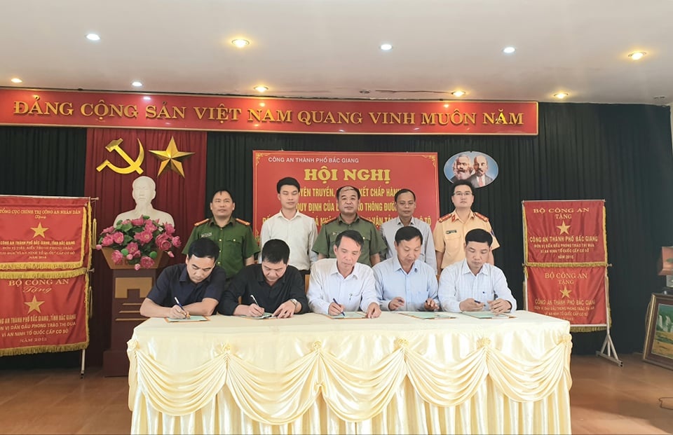 Hàng loạt tổ chức, cá nhân ký cam kết không vi phạm quá khổ, quá tải