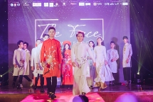 Thí sinh rạng rỡ với áo dài "Hoa Nguyệt Điểu" của nhà thiết kế Lan Anh Lê