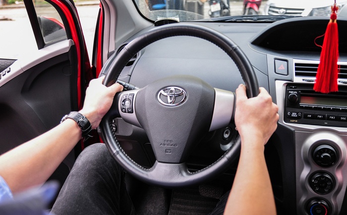 Cầm vô lăng và kỹ thuật đánh lái xe ôtô đúng cách