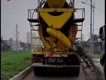 Phẫn nộ trước clip xe trộn bê tông vừa đi vừa rửa bồn xả ra đường
