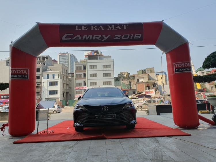 tan mat ngam camry 2019 trung bay tai dai ly toyota o ha noi