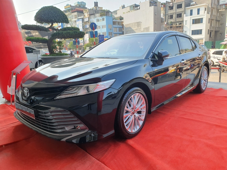 tan mat ngam camry 2019 trung bay tai dai ly toyota o ha noi