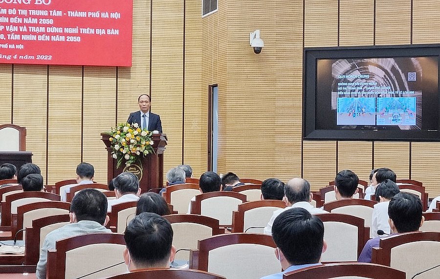 Viện trưởng Viện Quy hoạch xây dựng Hà Nội Lưu Quang Huy giới thiệu những nội dung chính của hai đồ án quy hoạch.