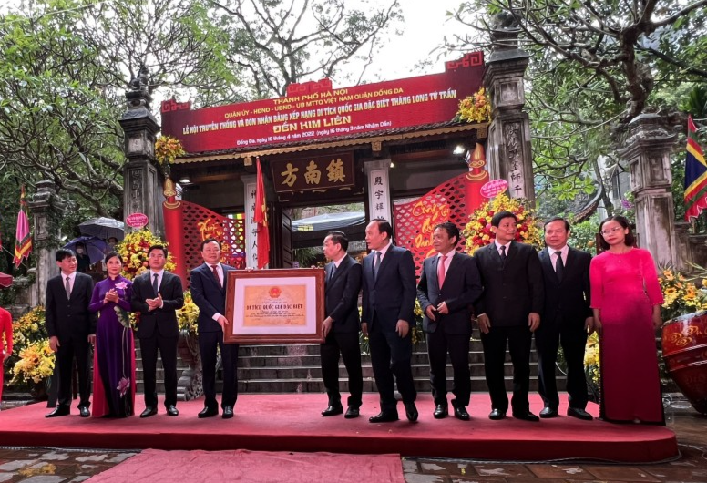 Các đồng chí lãnh đạo Trung ương và Hà Nội trao bằng Bằng xếp hạng di  tích quốc gia đặc biệt Thăng Long tứ trấn
