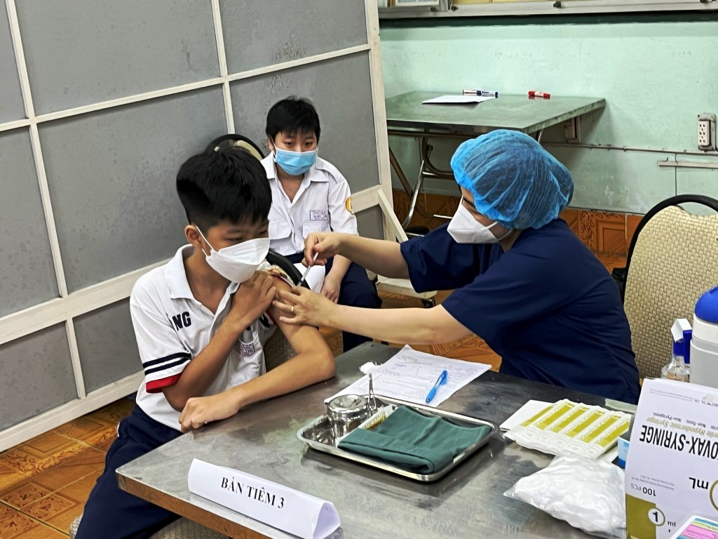 Trong ngày tiêm đầu tiên, thành phố triển khai tiêm cho trẻ là học sinh lớp 6 khối THCS trên địa bàn