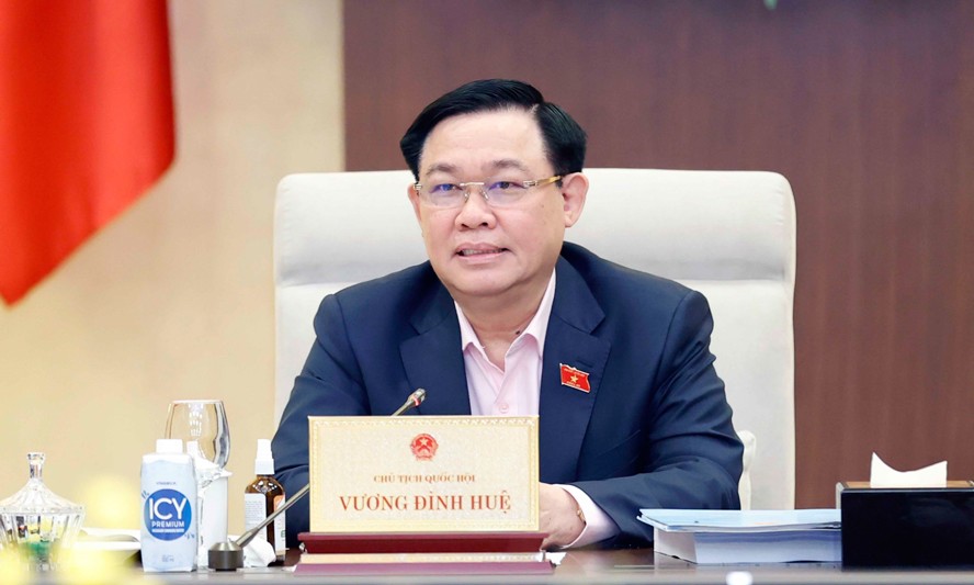 Chủ tịch Quốc hội Vương Đình Huệ cho ý kiến vào dự án Luật.