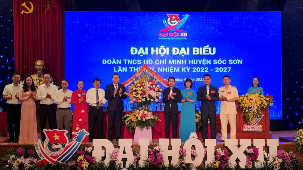 Lãnh đạo huyện Sóc Sơn tặng hoa chúc mừng Đại hội