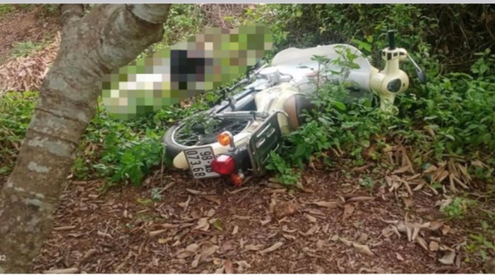 Bắc Giang: Người đàn ông tử vong bên xe máy ở ven đường