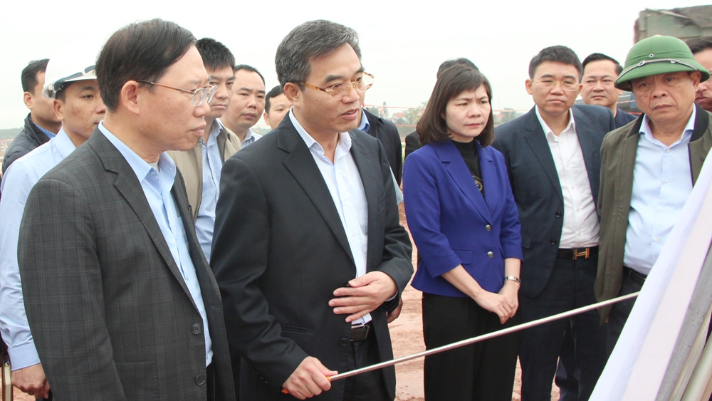 Đồng chí Lê Ánh Dương kiểm tra dự án nút giao liên thông thị trấn Vôi với cao tốc Bắc Giang - Lạng Sơn.