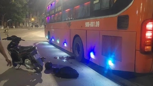 Bắc Giang: Va chạm với xe khách, lái xe máy bị thương nặng