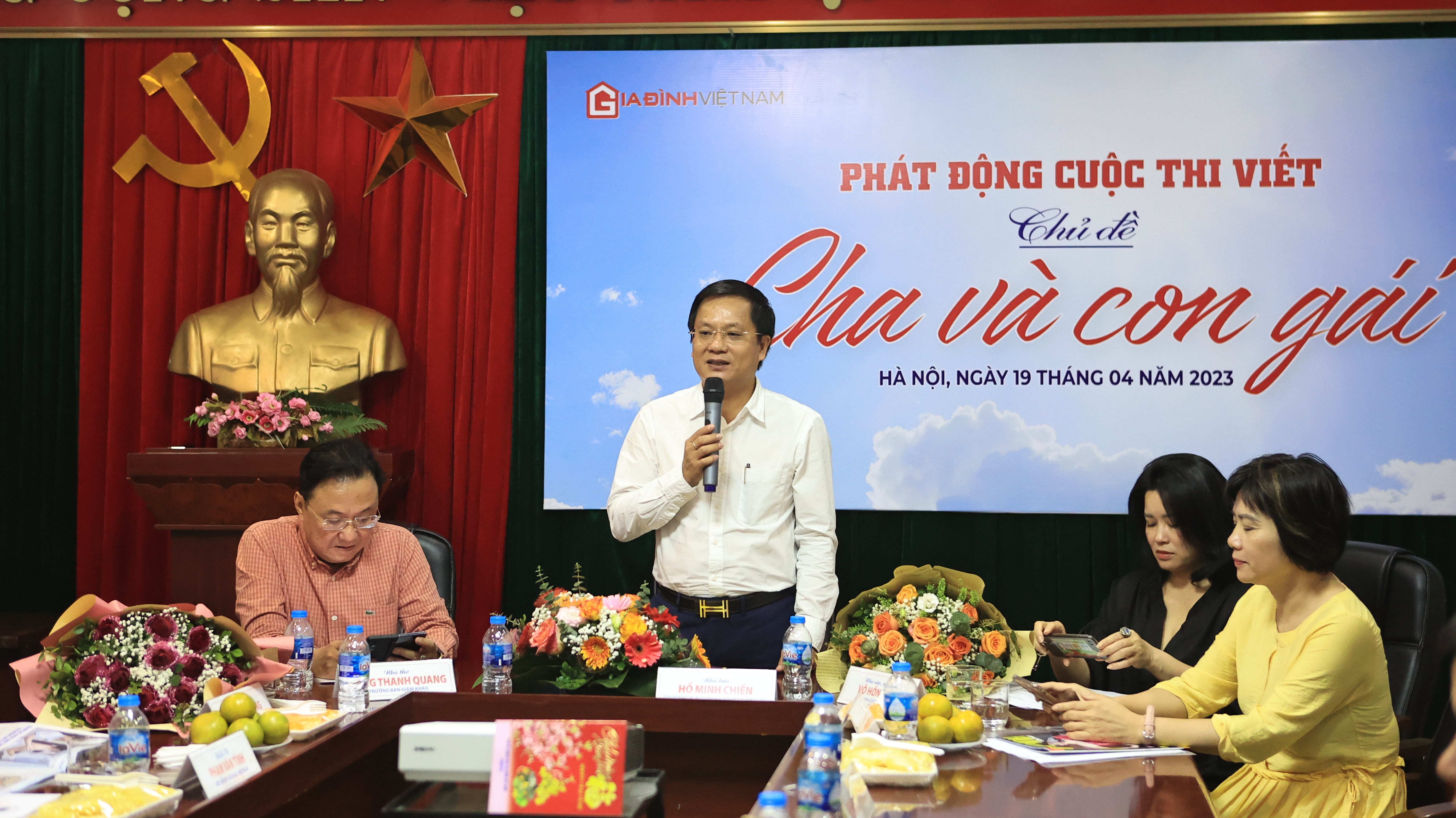 Tạp chí Gia đình Việt Nam phát động cuộc thi viết “Cha và Con gái”