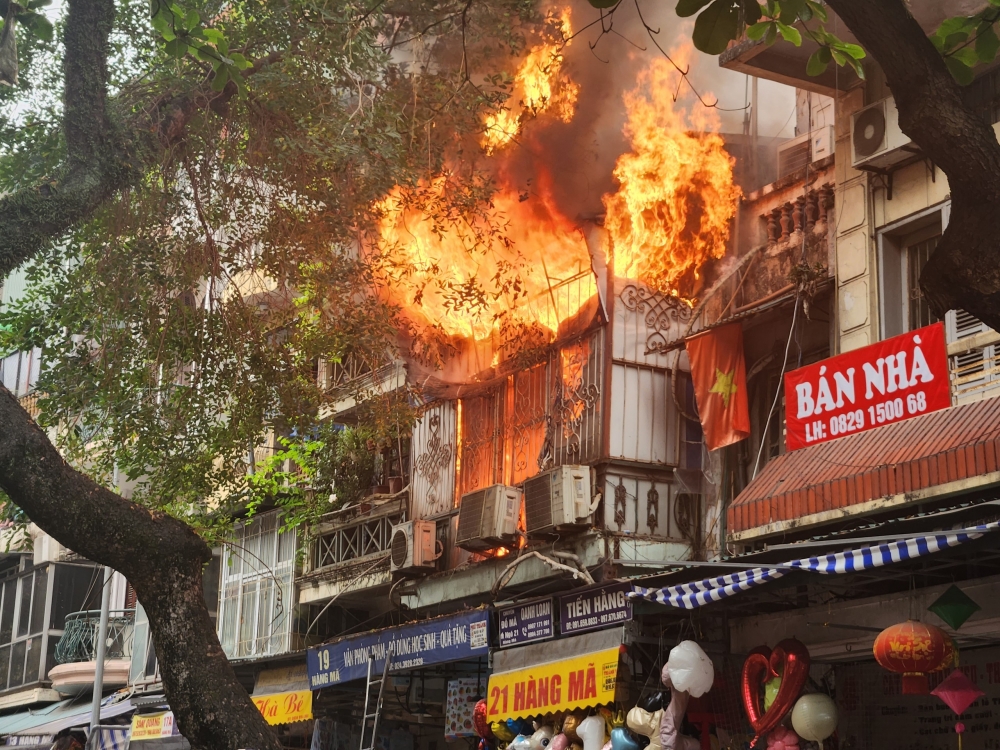 Hà Nội: Căn nhà trên phố Hàng Mã bốc cháy dữ dội