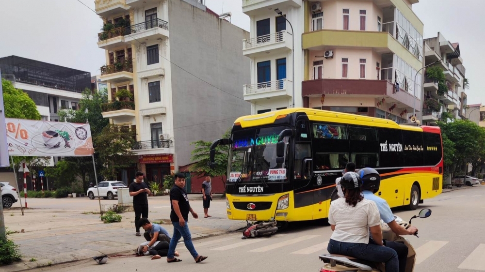 Bắc Giang: Một phụ nữ tử vong dưới gầm xe khách