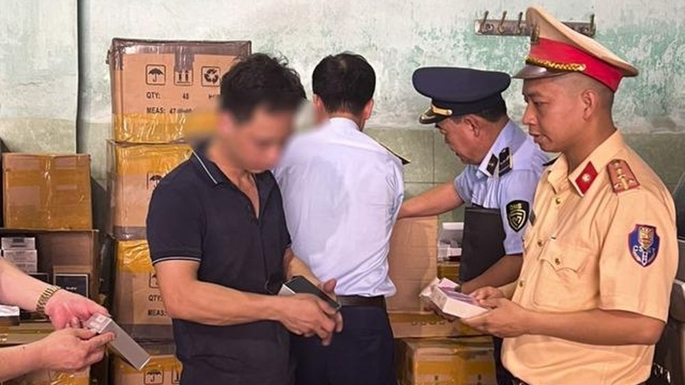 Bắc Giang: Dừng xe trên cao tốc, phát hiện hơn 6.000 mỹ phẩm nghi hàng lậu trị giá hơn 1 tỷ đồng