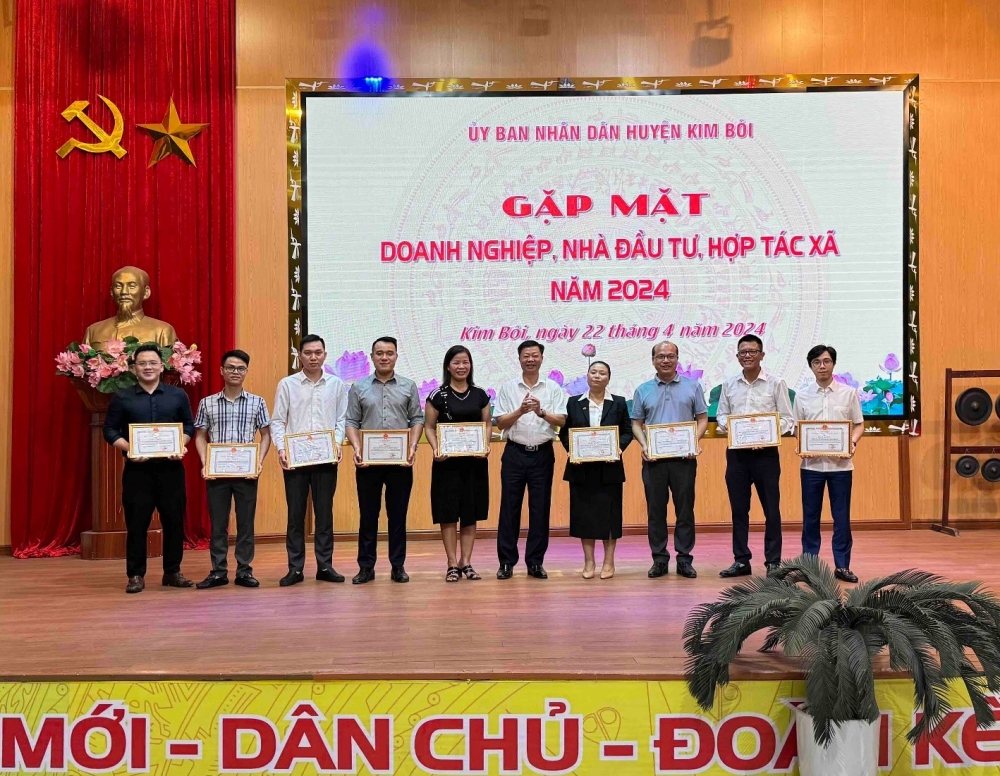 Ông Bùi Văn Điệp, Chủ tịch UBND huyện Kim Bôi (giữa) trao Bằng khen cho đại diện TSAN Group - ông Hoàng Việt Dũng – Tổng giám đốc(ngoài cùng bên phải)