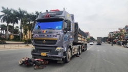 di vao diem mu cua xe o to dau keo nguoi dan ong tu vong tai cho