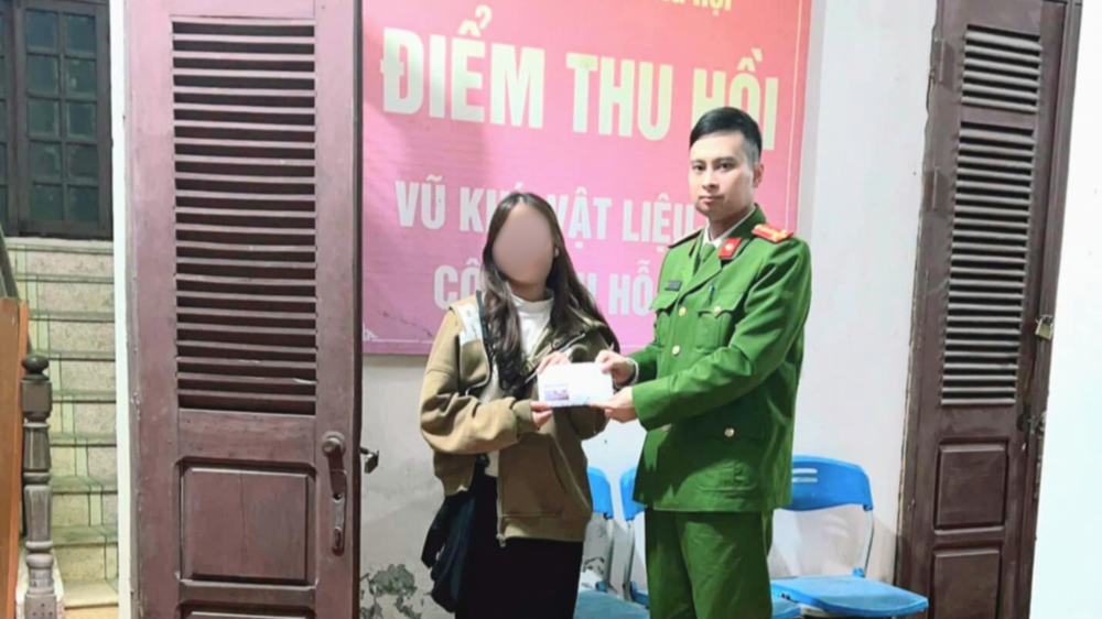 Chị V. bàn giao số tiền nhặt được cho Công an xã Đông Hội