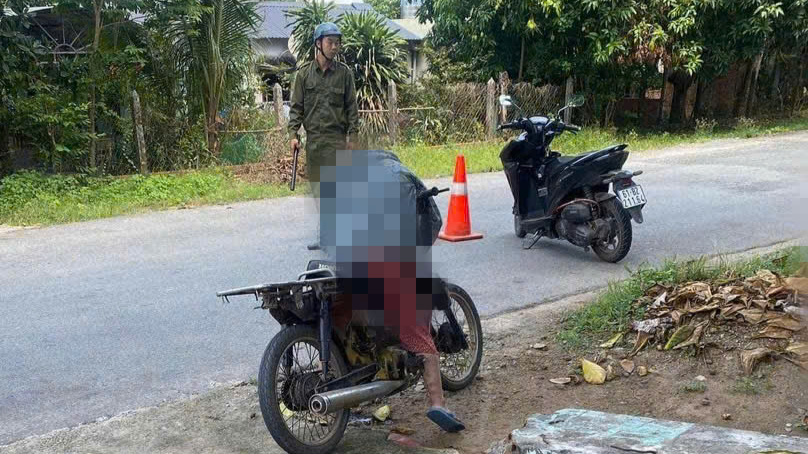 Người phụ nữ dừng xe máy bên đường rồi gục xuống tử vong