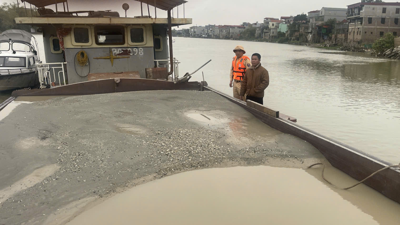 Bắt giữ tàu vận chuyển khoáng sản không có hoá đơn chứng chứng từ hợp pháp Bắt giữ tàu vận chuyển khoáng sản không có hoá đơn chứng chứng từ hợp pháp