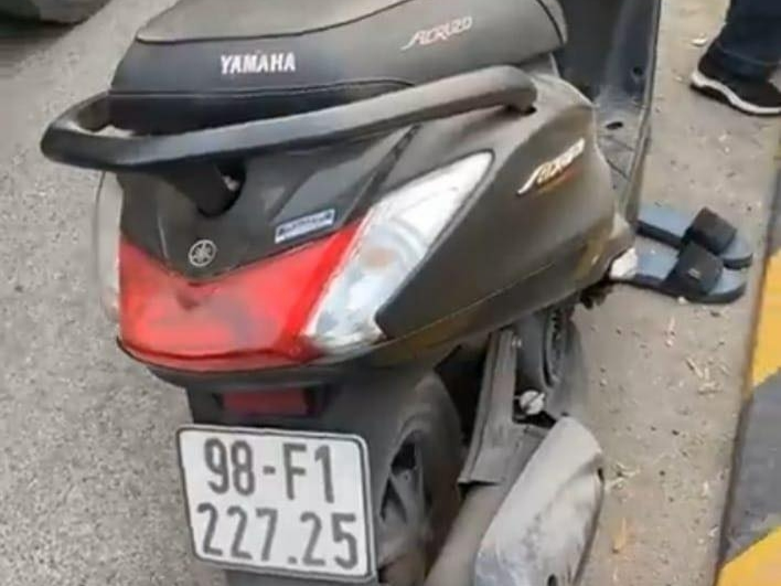 Chiếc xe máy và đôi dép của người nghi nhảy cầu để lại