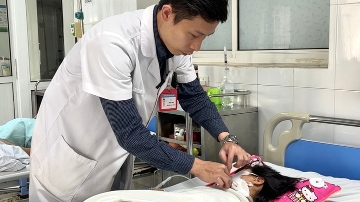 Bé gái bị chó nhà cắn thủng thực quản