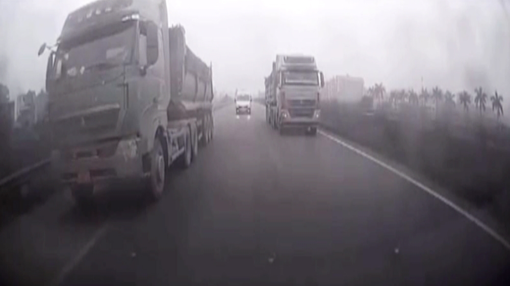 Xử phạt tài xế xe đầu kéo điều khiển xe vào làn dừng khẩn cấp trên cao tốc Hà Nội - Bắc Giang