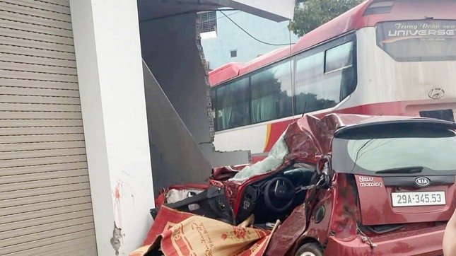 Bắc Giang: 2 vợ chồng lái xe con thương vong sau va chạm với xe chở công nhân