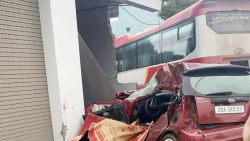 Bắc Giang: 2 vợ chồng lái xe con thương vong sau va chạm với xe chở công nhân