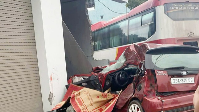 Bắc Giang: 2 vợ chồng lái xe con thương vong sau va chạm với xe chở công nhân