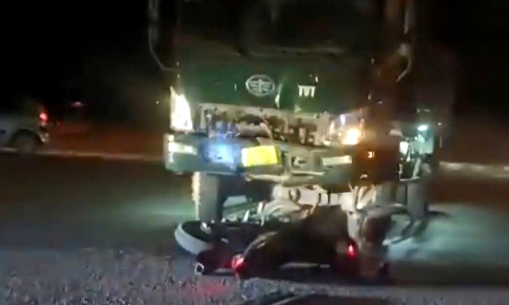 Bắc Giang: Va chạm với xe tải, hai người đi xe máy bị thương nặng