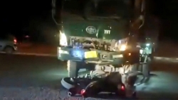 bac giang va cham voi xe tai hai nguoi di xe may bi thuong nang