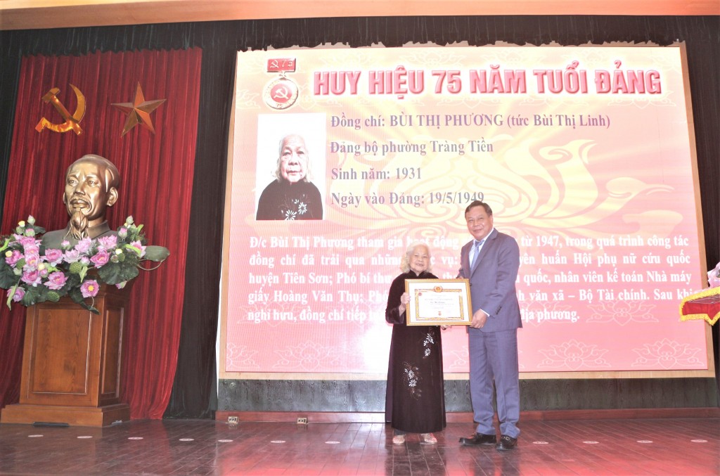 Phó Bí thư Thành ủy Nguyễn Văn Phong trao Huy hiệu đảng đợt 19/5 tại quận Hoàn Kiếm