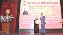 pho bi thu thanh uy nguyen van phong trao huy hieu dang dot 195 tai quan hoan kiem