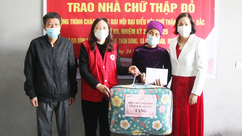 Bà Trần Thị Phượng (ngoài cùng bên phải) phối hợp trao nhà chữ thập đỏ cho người dân tại xã Hương Gián (Yên Dũng). Doanh nhân Trần Thị Phượng: Nhớ “Màu hoa đỏ”, nặng lòng tri ân