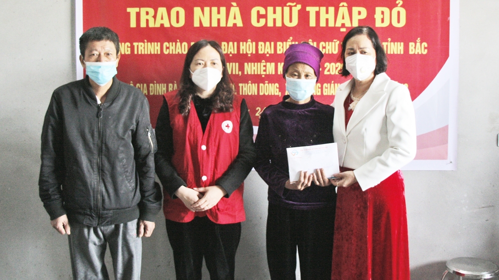 Bà Trần Thị Phượng (ngoài cùng bên phải) phối hợp trao nhà chữ thập đỏ cho người dân tại xã Hương Gián (Yên Dũng). Doanh nhân Trần Thị Phượng: Nhớ “Màu hoa đỏ”, nặng lòng tri ân