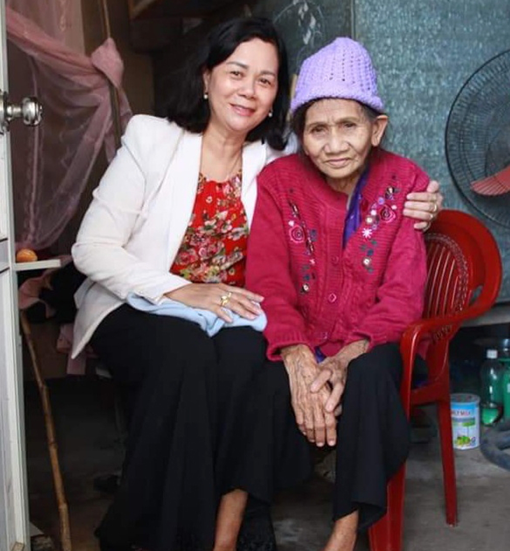 Bà Trần Thị Phượng thăm hỏi, tặng quà người già có hoàn cảnh khó khăn tại xã Cẩm Đàn (Sơn Động). Doanh nhân Trần Thị Phượng: Nhớ “Màu hoa đỏ”, nặng lòng tri ân