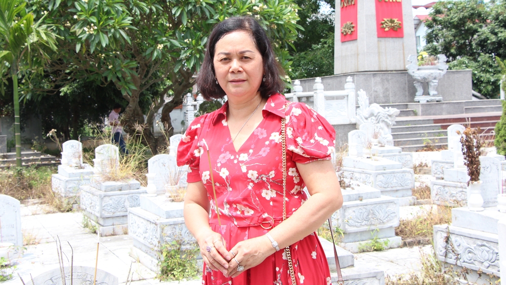Bà Trần Thị Phượng thắp hương tri ân tại Nghĩa trang Liệt sĩ xã Tăng Tiến (Việt Yên). Doanh nhân Trần Thị Phượng: Nhớ “Màu hoa đỏ”, nặng lòng tri ân