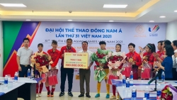 Các cô gái vàng Việt Nam nhận 