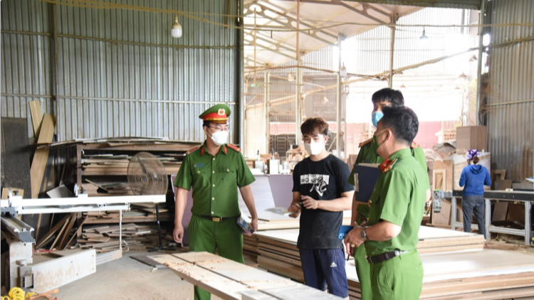 Cảnh sát PCCC&amp;amp;CNCH Công an huyện Phúc Thọ tuyên truyền công tác PCCC tại các kho, xưởng sản xuất trong khu dân cư.